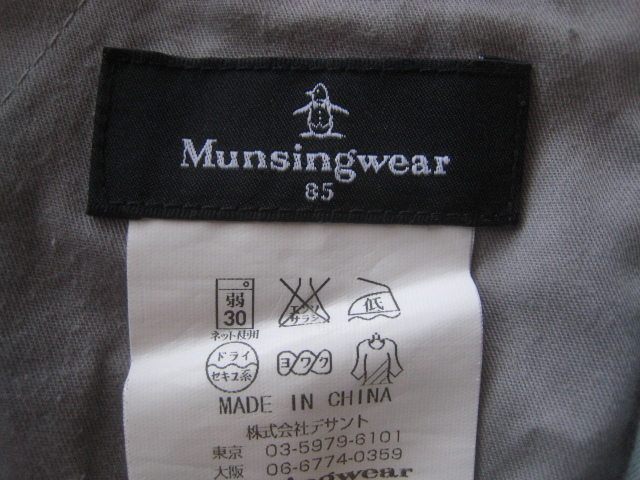 美品!!マンシングウェア MUNSINGWEAR*金属ロゴプレート付き ゴルフクラブ柄ストレッチコットンパンツ W85 実寸L カーキグリーンの画像5