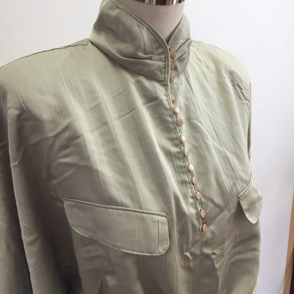 伊太利屋 シャツ ブラウス 長袖 ボタンデザイン 前リボン 飾りポケット グリーン アースカラー 肩パット付き サイズ7AR2 レディース_画像3
