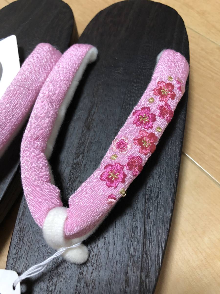 新品子供用浴衣下駄24ピンク×ホワイト 桜刺繍 夏祭り花火大会に シックで可愛いです ［日本製塗料］ 桐下駄_画像2