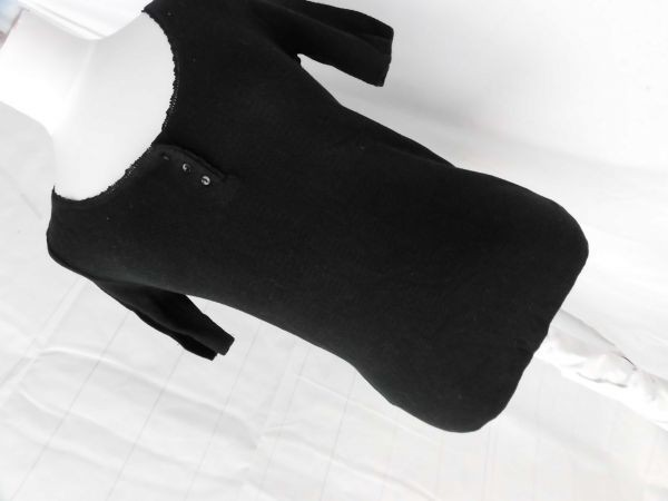 ei-1788　■　Spick and Span　■ レディース　Tシャツ　半袖　黒　サイズM位　襟もとにレースとボタンのTシャツ_画像1