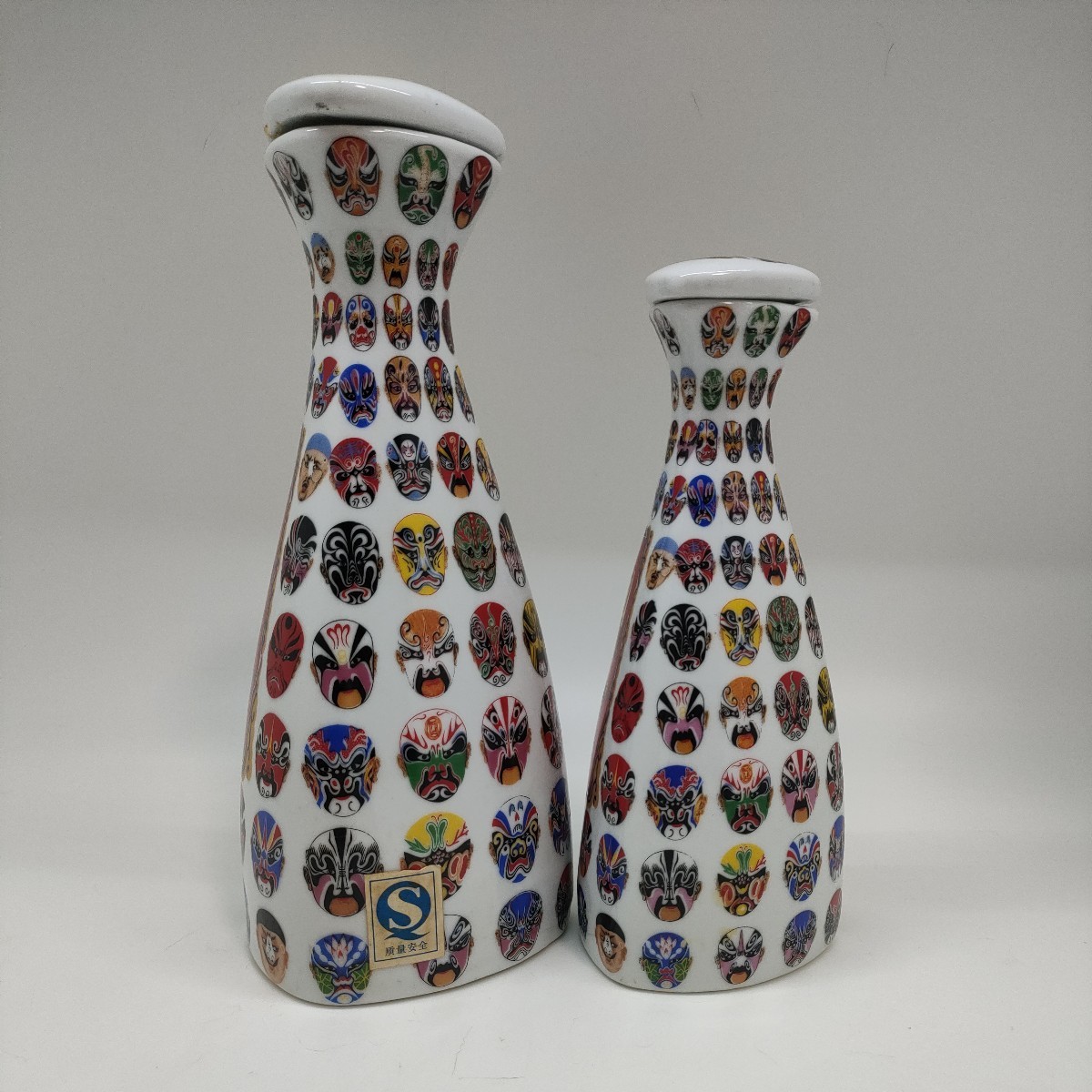  empty bin. white sake China sake empty bottle 2 pcs set ceramics made height 24&20cm China capital . mask pattern opera mask China tradition culture pie chuu empty bin 