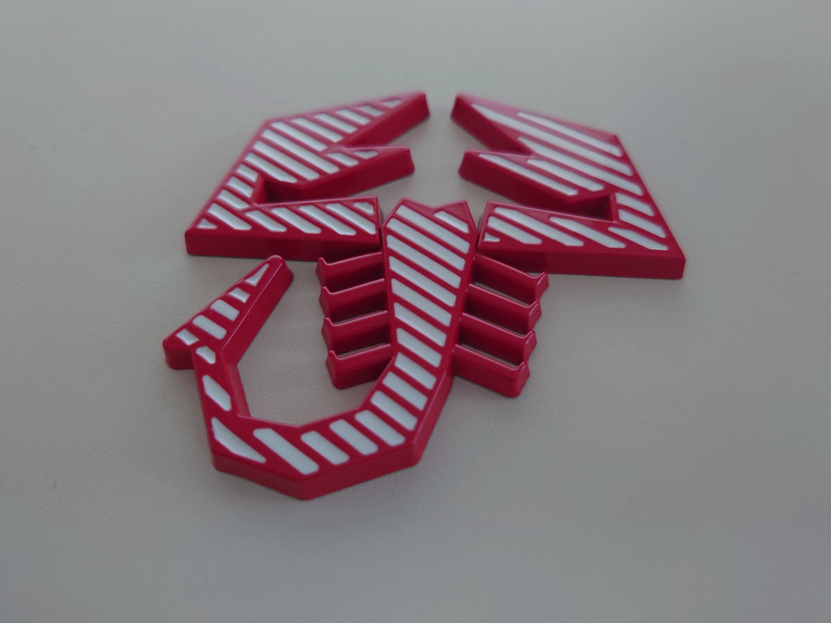 フィアット アバルト ABARTH 3D スコーピオン ディフューザー グリル メタルバッジ 付属品付き 赤縁 本体色：ホワイト_画像3