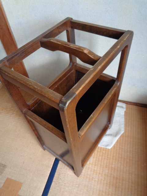 アンティーク 昭和レトロ 木製 傘立て/SANKYU-MADE IN JAPAN/底受皿の錆び大・側面化粧板に糊ハガレの浮きあり/_画像10