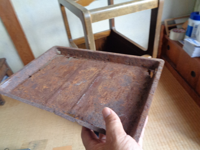 アンティーク 昭和レトロ 木製 傘立て/SANKYU-MADE IN JAPAN/底受皿の錆び大・側面化粧板に糊ハガレの浮きあり/_画像7