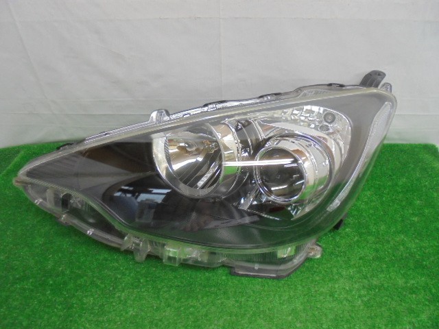 トヨタ／アクア　NHP10　前期用　左ヘッドランプ　LED　コイト52-247　刻印W　No.237912【品番　81150-52E90】_画像1