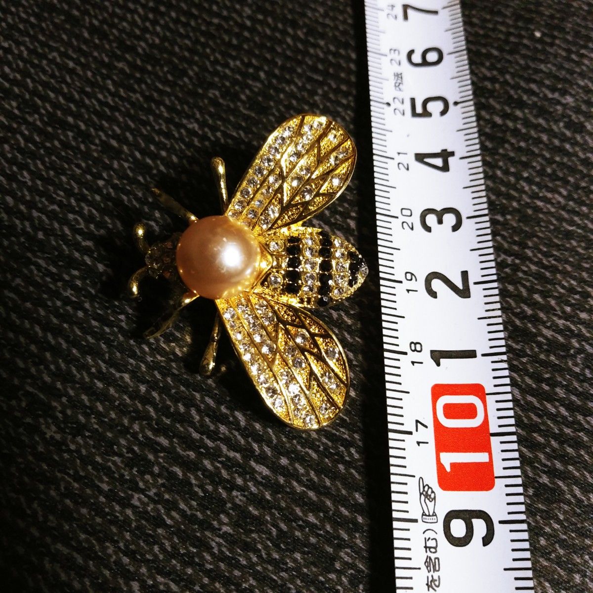 ハチ ブローチ　コサージュ　蜂　蜜蜂　ミツバチ　動物　ラインストーン　虫　バッチ