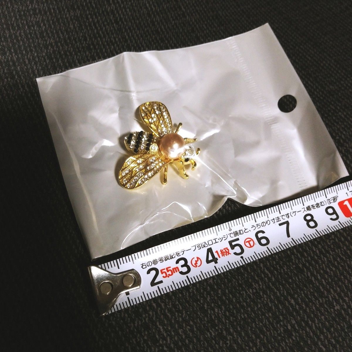 ハチ ブローチ　コサージュ　蜂　蜜蜂　ミツバチ　動物　ラインストーン　虫　バッチ