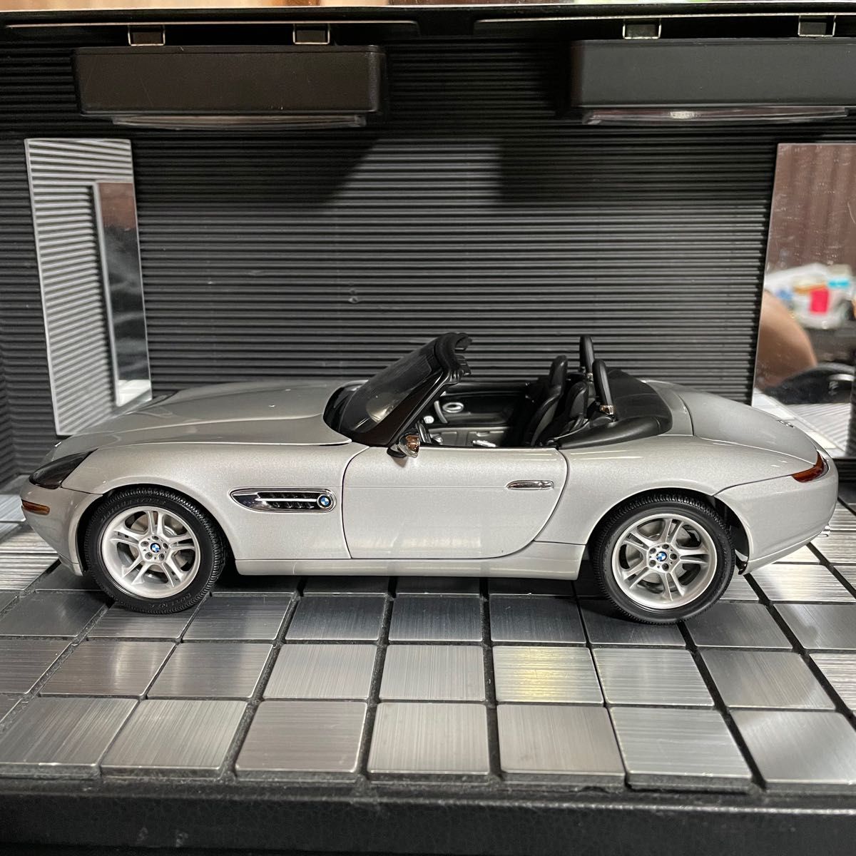 絶版未展示品 オートアート1/18 BMW Z8 007 ジェームズボンド仕様