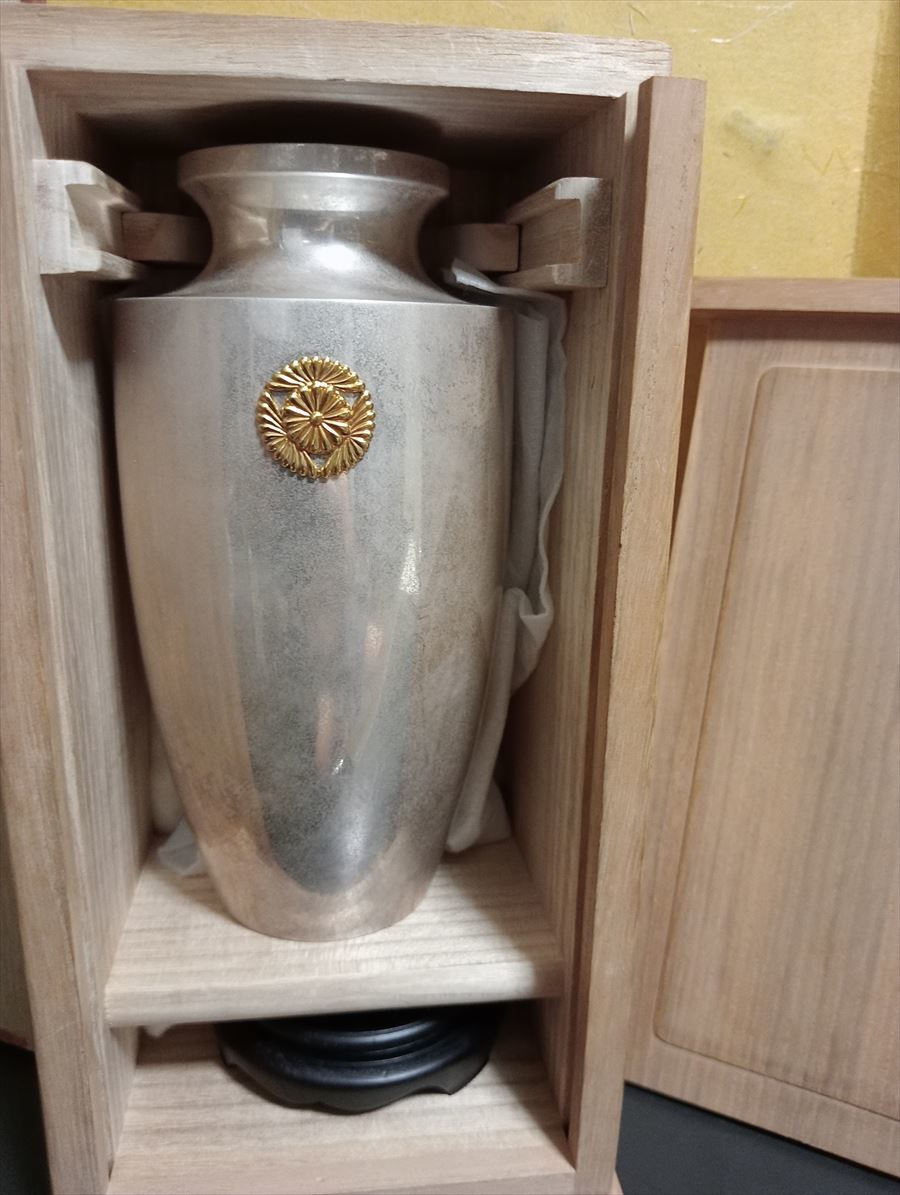 本物保証 皇室 銀瓶 御下 賜品 純銀製 御菊紋入 花瓶 重さ440 唐木台座 共箱_画像9