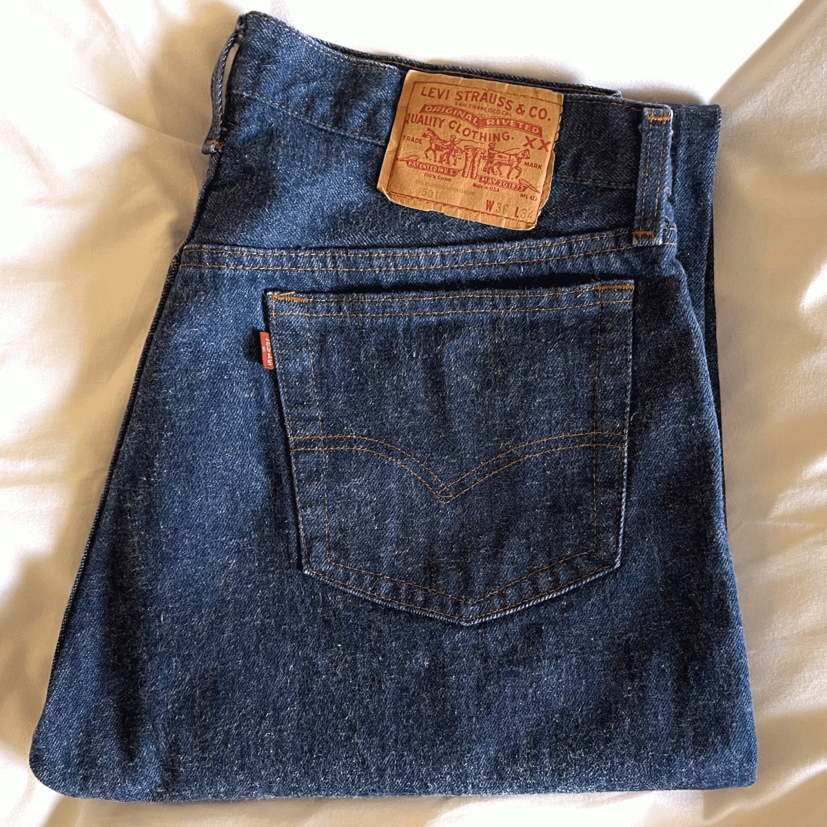 米国製 ハチマル 80s オリジナル Levi’s 501 W36(W33) 濃紺 美品 中古 CAREパッチ 1980年代 アメリカ製 USA製 ジーンズ デニムパンツ_画像1