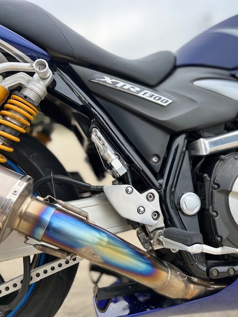 XJR1300　タンデムステップホルダー/ブルーステップ_画像2