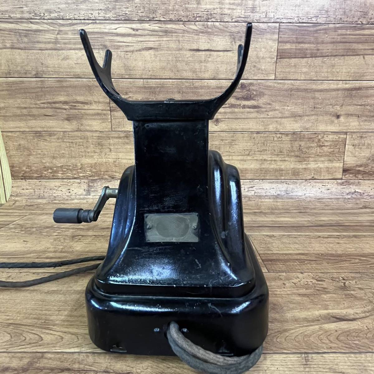 d702501 磁石式卓上電話機 アンティーク電話機 レトロ雑貨 共電式 黒電話 手回し式 ハンドル式 昭和レトロ 当時物 中古品の画像4