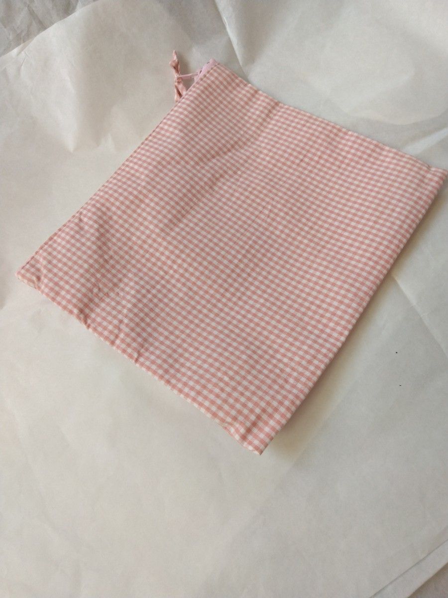 ハンドメイドポーチ　ピンクと白のチェック柄　縦18㎝×横21㎝マチなし　ファスナーにリボンつき　布製品　未使用品　
