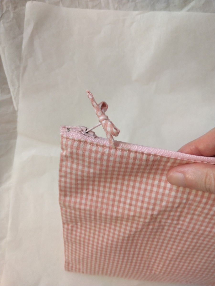 ハンドメイドポーチ　ピンクと白のチェック柄　縦18㎝×横21㎝マチなし　ファスナーにリボンつき　布製品　未使用品　