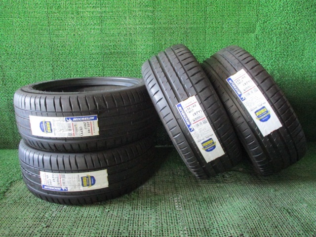 4新標籤集♪米其林飛行員運動4 235 / 45R17 2015年大眾高爾夫帕薩特Iosu奧迪Ran Evo Impreza其他售罄♪ <Br> 新品ラベル付4本set♪MICHELIN PILOT SPORT 4 235/45R17 2015年製 VWゴルフ パサート イオス アウディ ランエボ インプレッサ他も 売切♪