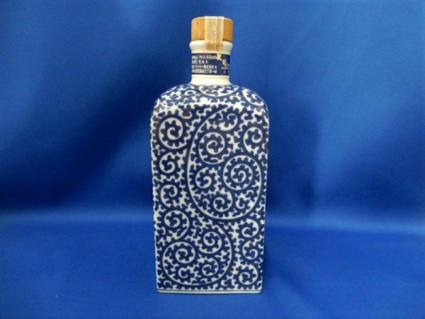 A02176★【未開栓】SUNTORY WHISKY サントリー ウイスキー 山崎 染付蛸唐草「福」文角瓶 12年 青 有田焼 陶器 国産 600ml 43% 保管品 酒類 A02176★【未開栓】SUNTORY WHISKY サントリー ウイスキー 山崎 染付蛸唐草「福」文角瓶 12年 青 有田焼 陶器 国産 600ml 43% 保管品 酒類