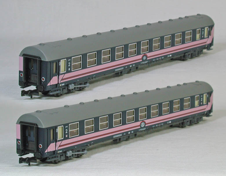 LS.MODELS #72007 ＳＮＣＢ（ベルギー国鉄） Ｉ５型　２等簡易寝台客車２輌セット　（ブルー／ピンク帯）　　● 特価 ●_画像2