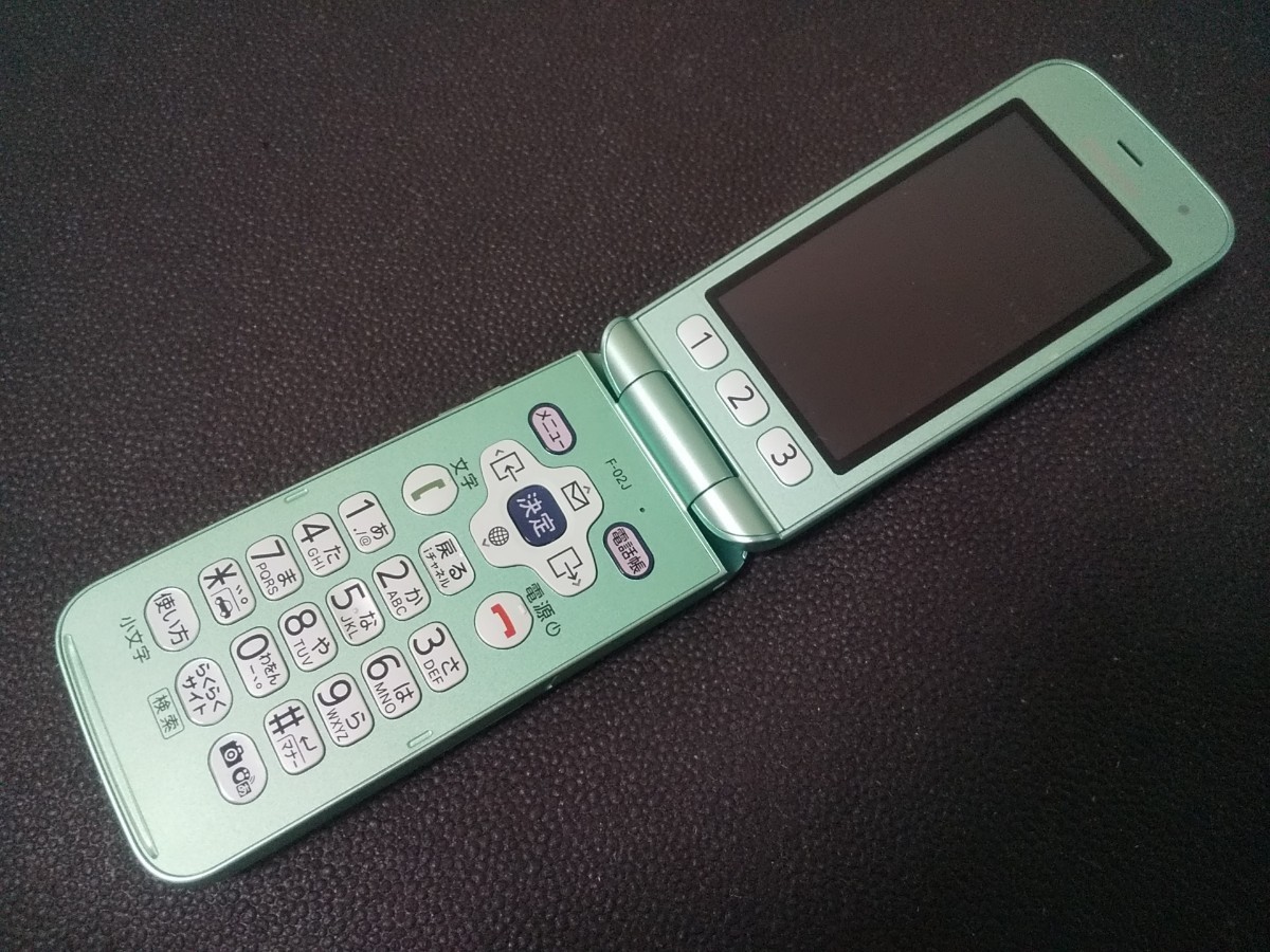 docomo F-02J らくらくホン 白ロム 防水 防塵 4G FOMA Wi-Fi docomo F-02J らくらくホン 白ロム 防水 防塵 4G FOMA Wi-Fi