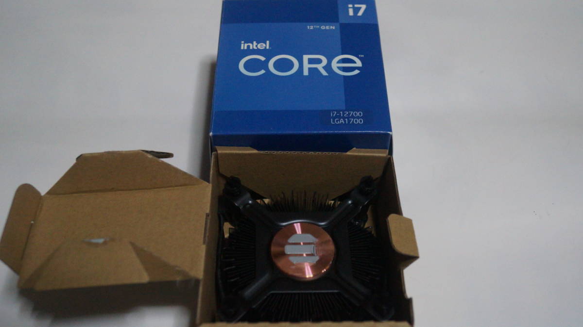 純正品】Intel CPUクーラー LGA1700 リテール品 Core i7 13700 付属品