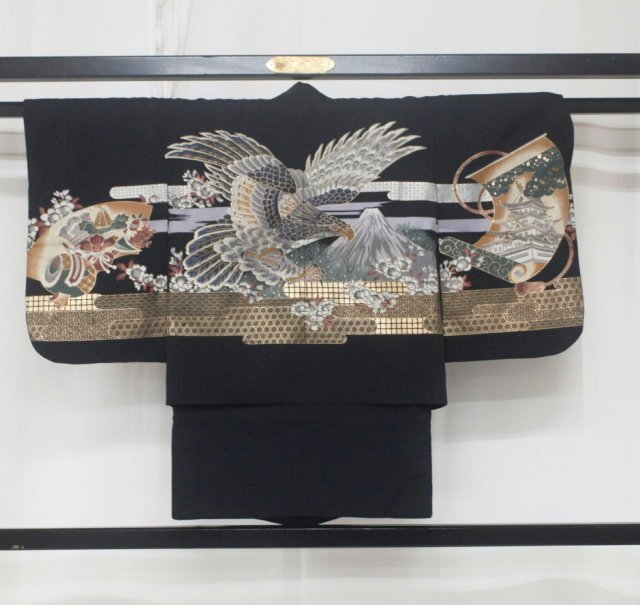 春のコレクション 貸衣装処分品 五歳男の子用祝い着 334 着物・羽織(鷹・富士山)・袴 黒/黒・グレー(中古) 和服 春のコレクション 貸衣装処分品 五歳男の子用祝い着 334 着物・羽織(鷹・富士山)・袴 黒/黒・グレー(中古) 和服
