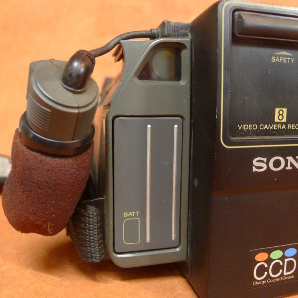 g072 ジャンク SONY Handy cam CCD-M8 8ミリビデオカメラ サイズ：約 幅10×高さ10.5×奥行20cm /60_画像8
