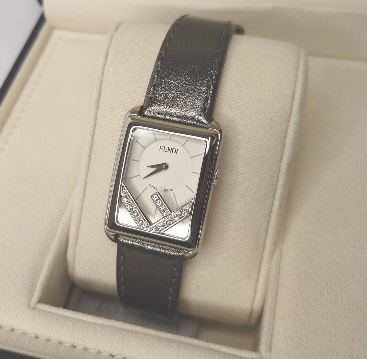 【FENDI】フェンディ　ラナウェイ　レクタングル　ダイヤ　希少　定価22万円　新品同様　稼働品　腕時計