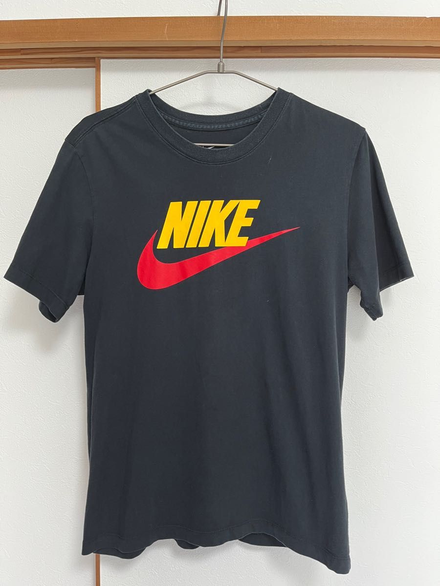【人気】 ナイキ ロゴTシャツ　サイズM 黒×赤×黄色　 NIKE