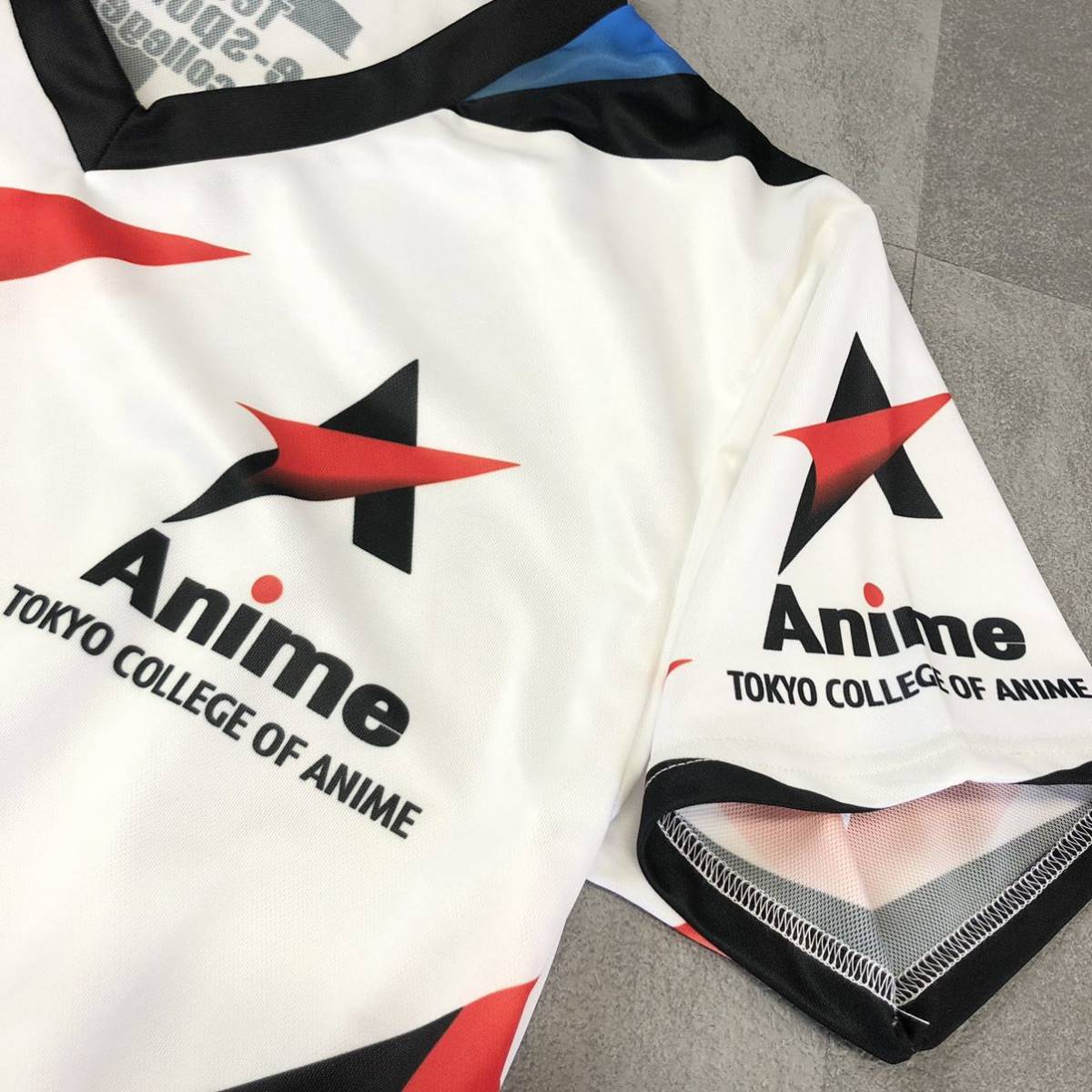 良品　ANIME TOKYO COLLGE OF ANIME Team e-sports COLLGE Vネックプリントユニフォーム　ゲームシャツ　サイズS_画像3
