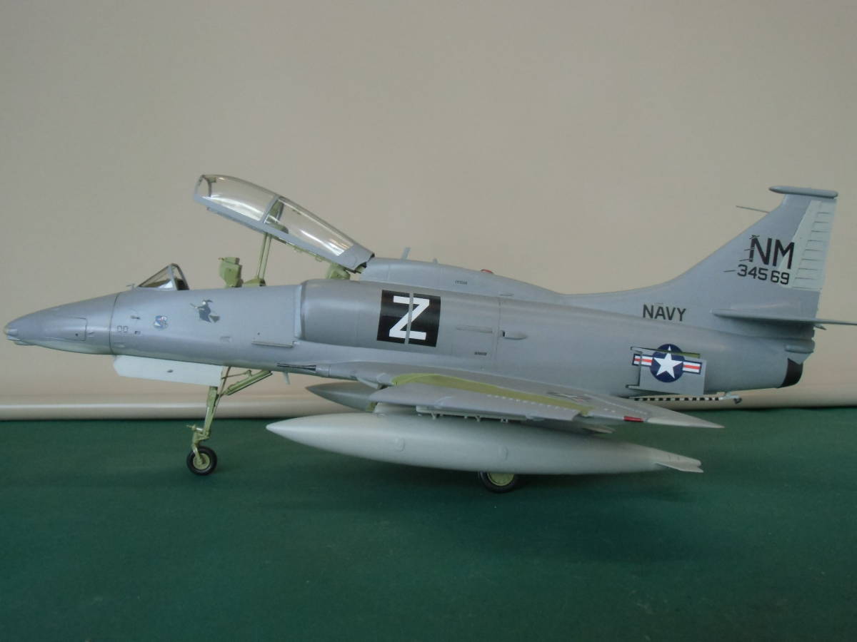 1/32 ダグラス A-4 スカイホーク アメリカ海軍 NAVY 完成品 脚は金属製_画像2