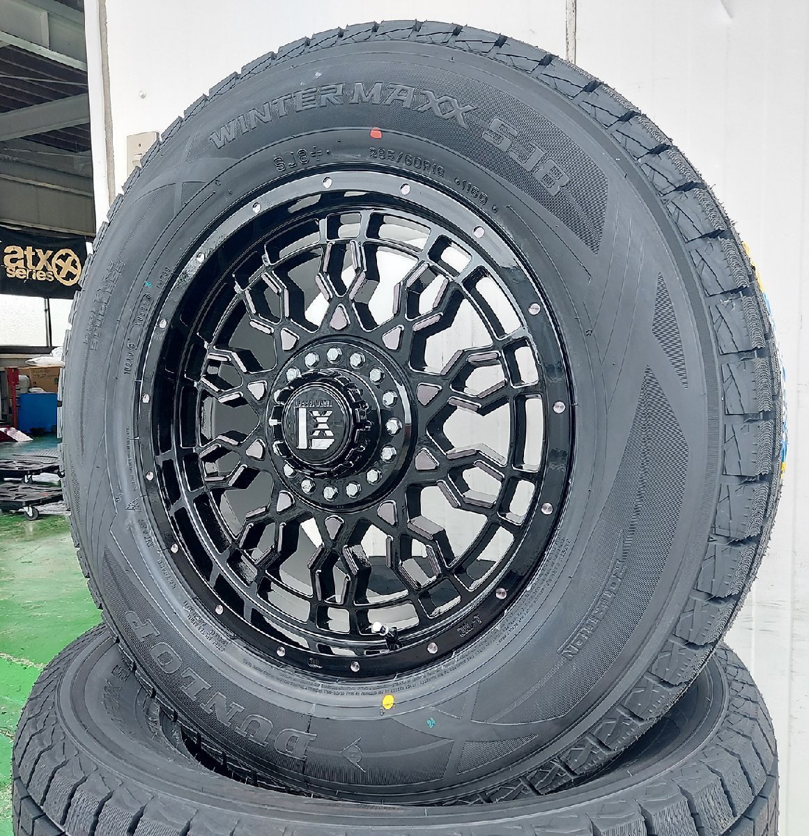 国産スタッドレス LEXXEL PreDator ランクル200 LX570 セコイア タンドラ ダンロップ winter MAXX SJ8+ 285/60R18_画像1