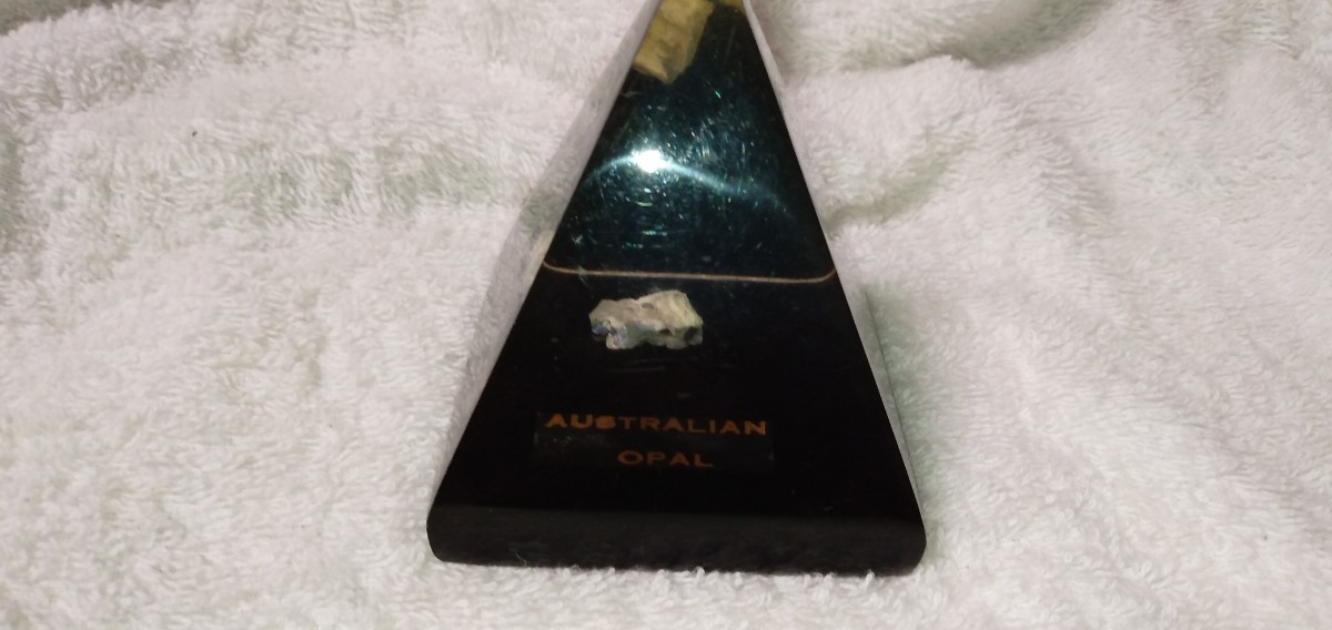 オパール原石　ポリメタリック四角錐の中　オーストラリア_画像1