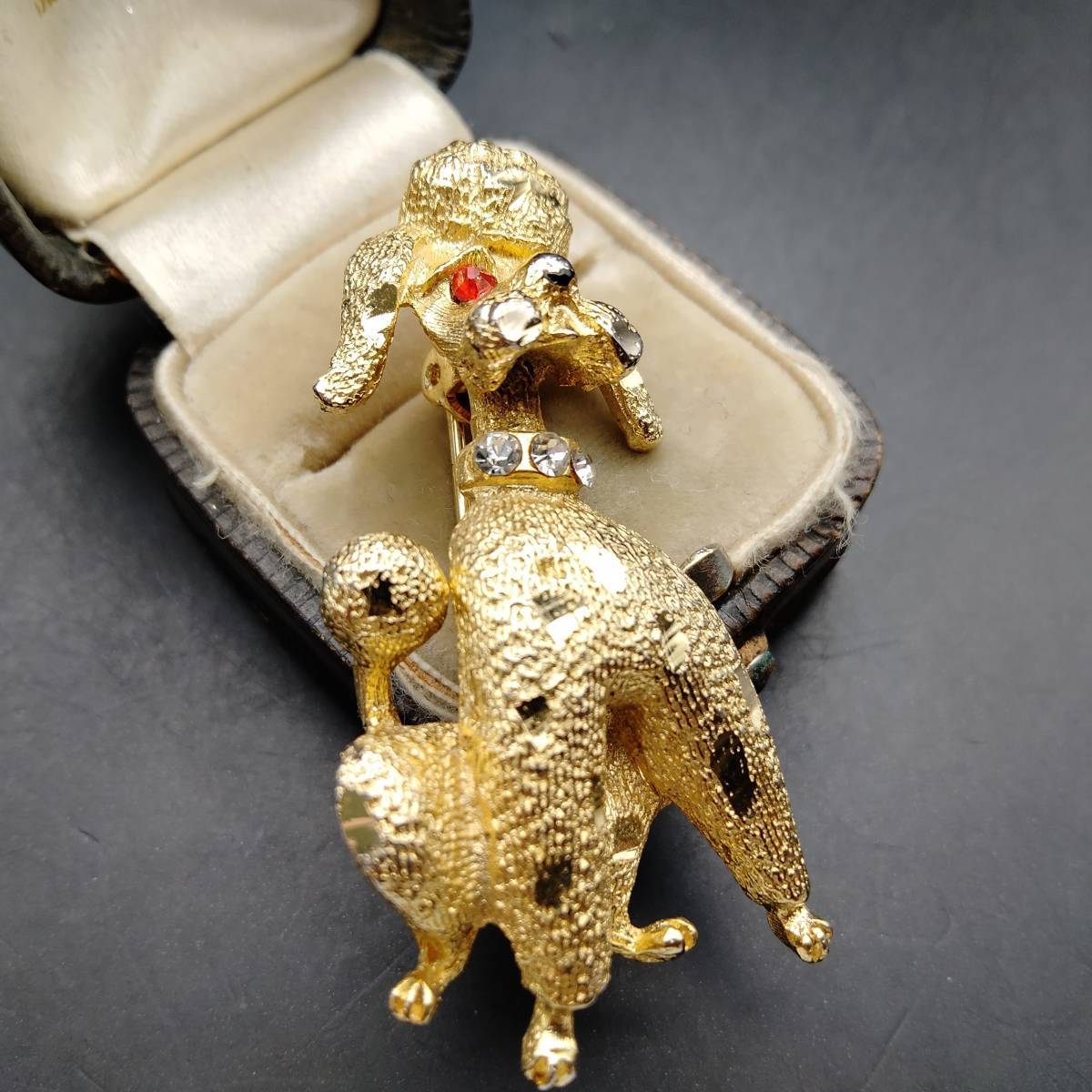 NAMSELLY プードル 犬 モチーフ クリア ストーン ゴールドトーン ビンテージ ブローチ 昭和レトロ アクセサリー ジュエリー 輸入 8S-S