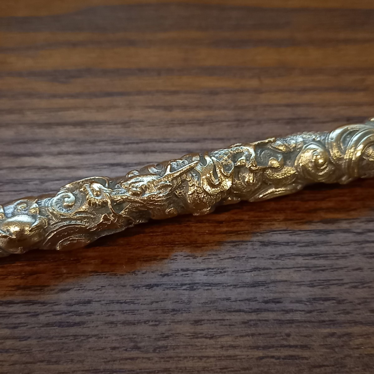 未使用新品 銀製象嵌雲龍図延煙管 延べ煙管 喧嘩キセル 雲龍 昇龍 未使用新品 銀製象嵌雲龍図延煙管 延べ煙管 喧嘩キセル 雲龍 昇龍