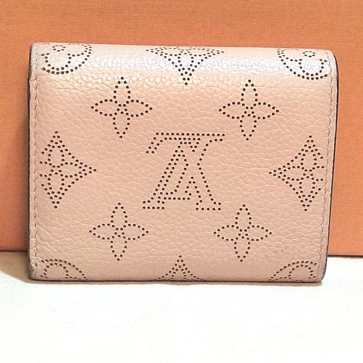 ヴィトン vuitton モノグラム マヒナ コンパクト 折り財布 LOUIS