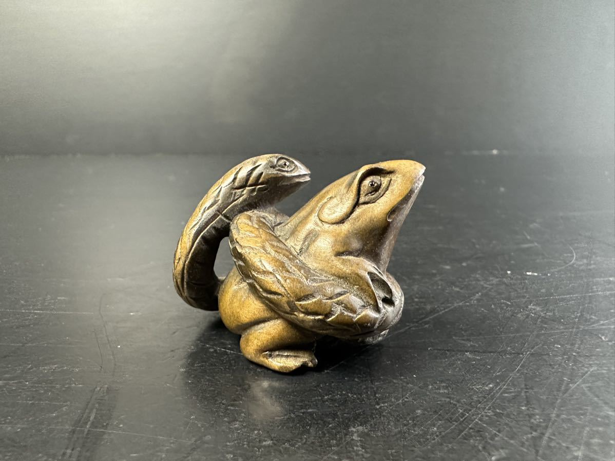 [ZR606] из дерева netsuke .. маленький . скульптура .. предмет дым . inserting дерево гравюра .. рептилии .....