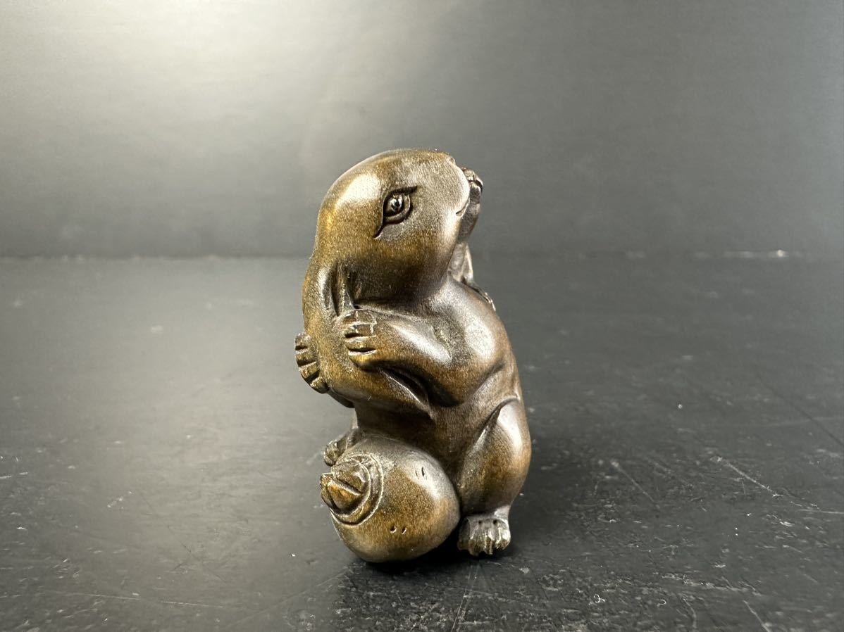 [ZR607] wooden netsuke parent .. small . sculpture .. thing smoke . inserting tree carving ..... rabbit 