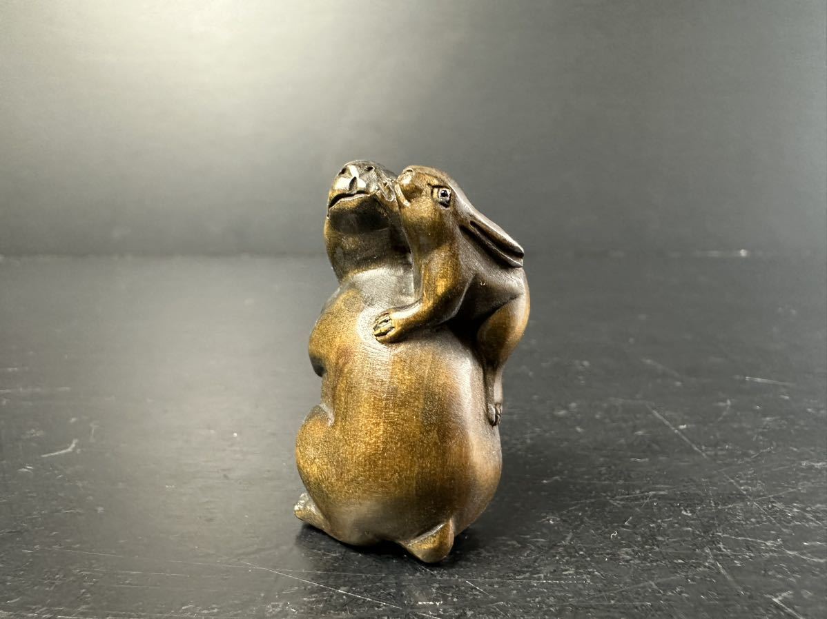 [ZR607] wooden netsuke parent .. small . sculpture .. thing smoke . inserting tree carving ..... rabbit 