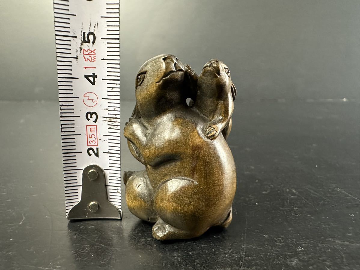 [ZR607] wooden netsuke parent .. small . sculpture .. thing smoke . inserting tree carving ..... rabbit 
