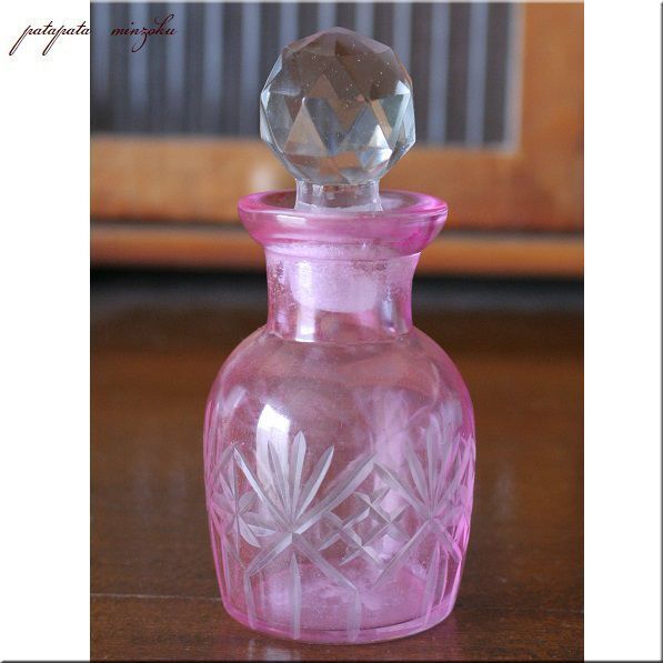 ガラス の 香水瓶 エルサスタンド ピンク アンティーク調 小瓶 パタミン 小物入れ ガラス瓶 オブジェ ディスプレイ 店舗什器の画像1