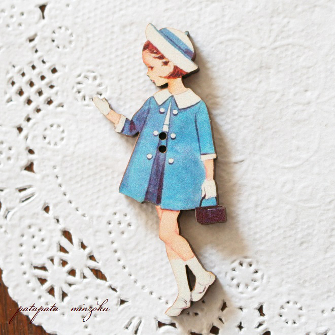 青いコートの女の子 フランス 製 木製ボタン アトリエ ボヌール ドゥ ジュール 雑貨 パタミン ボタン 刺繍 ハンドメイド_画像1