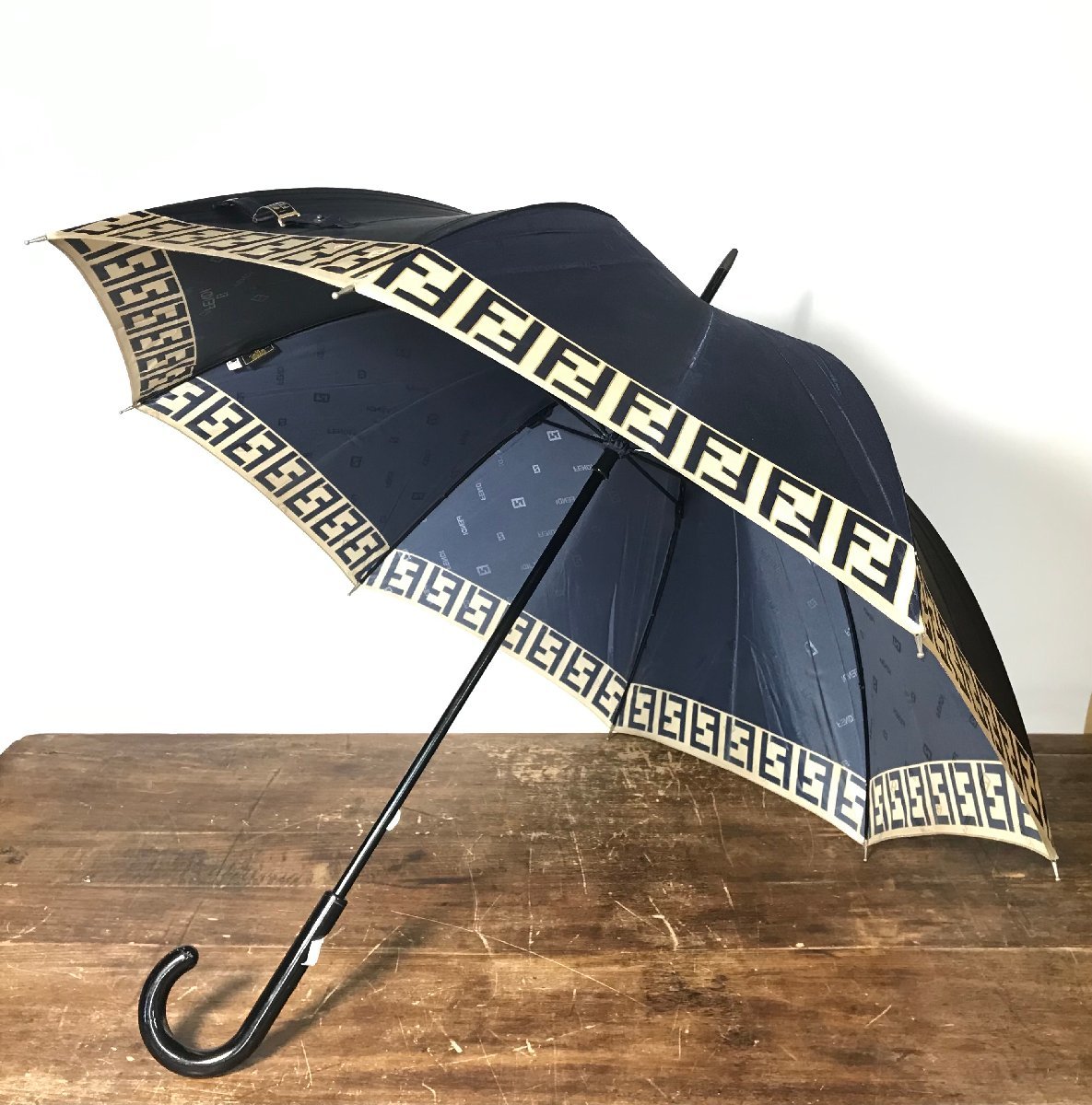 FENDI フェンディ ズッカ柄 傘 58cm ネイビー ゴールド ロゴ 雨傘 長傘 かさ 傘袋 レディース 雨具