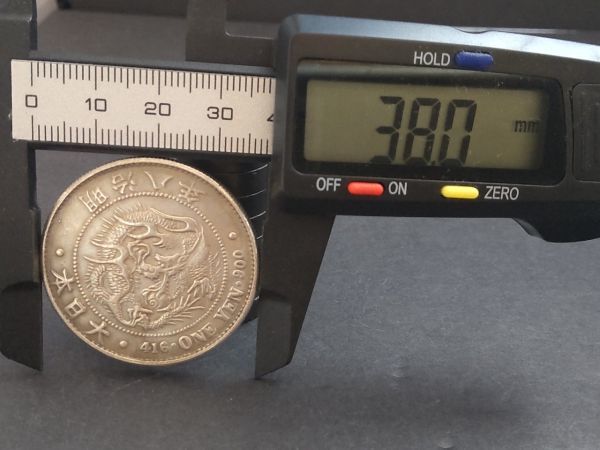 AR-393 貿易銀 1円銀貨 明治8年 一圓銀貨 古銭 重さ25.0g 径38.0㎜ 厚み2.6㎜ 真贋不明 コレクション 趣味 硬貨 貨幣 コイン_画像5