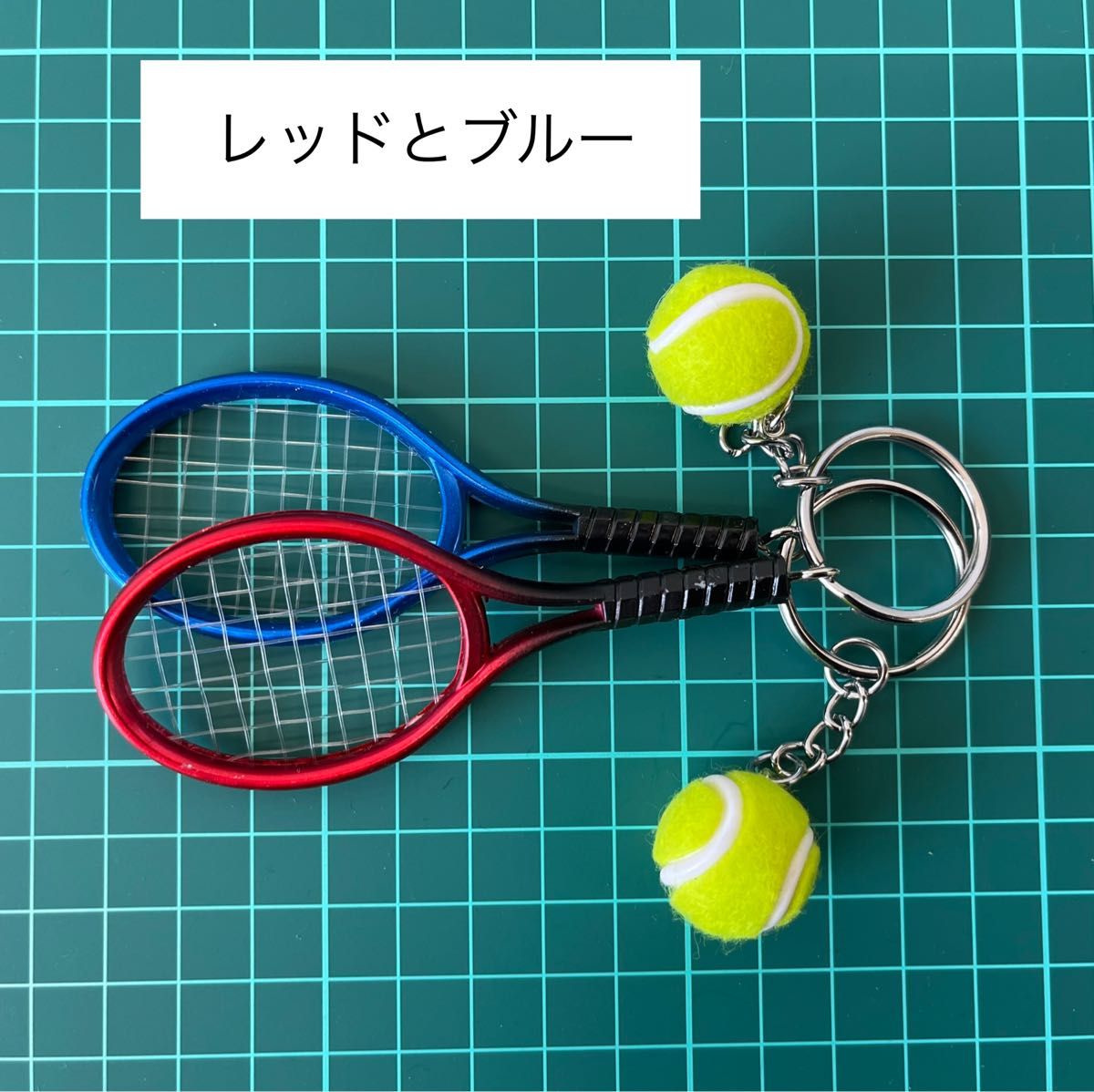 可愛らしいテニスラケットとボールのキーホルダー（2個セット）