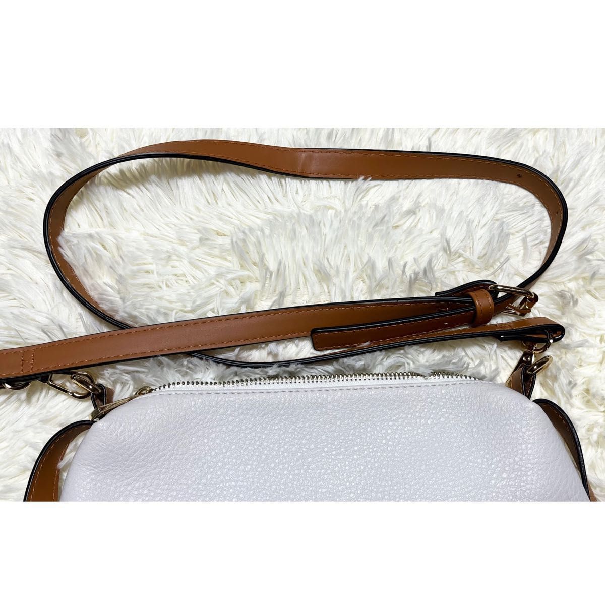 【美品・調整可能ベルト】チャック付きショルダーバッグ グレー 数回使用 匿名 レザーショルダーバッグ クラッチバッグ 2way