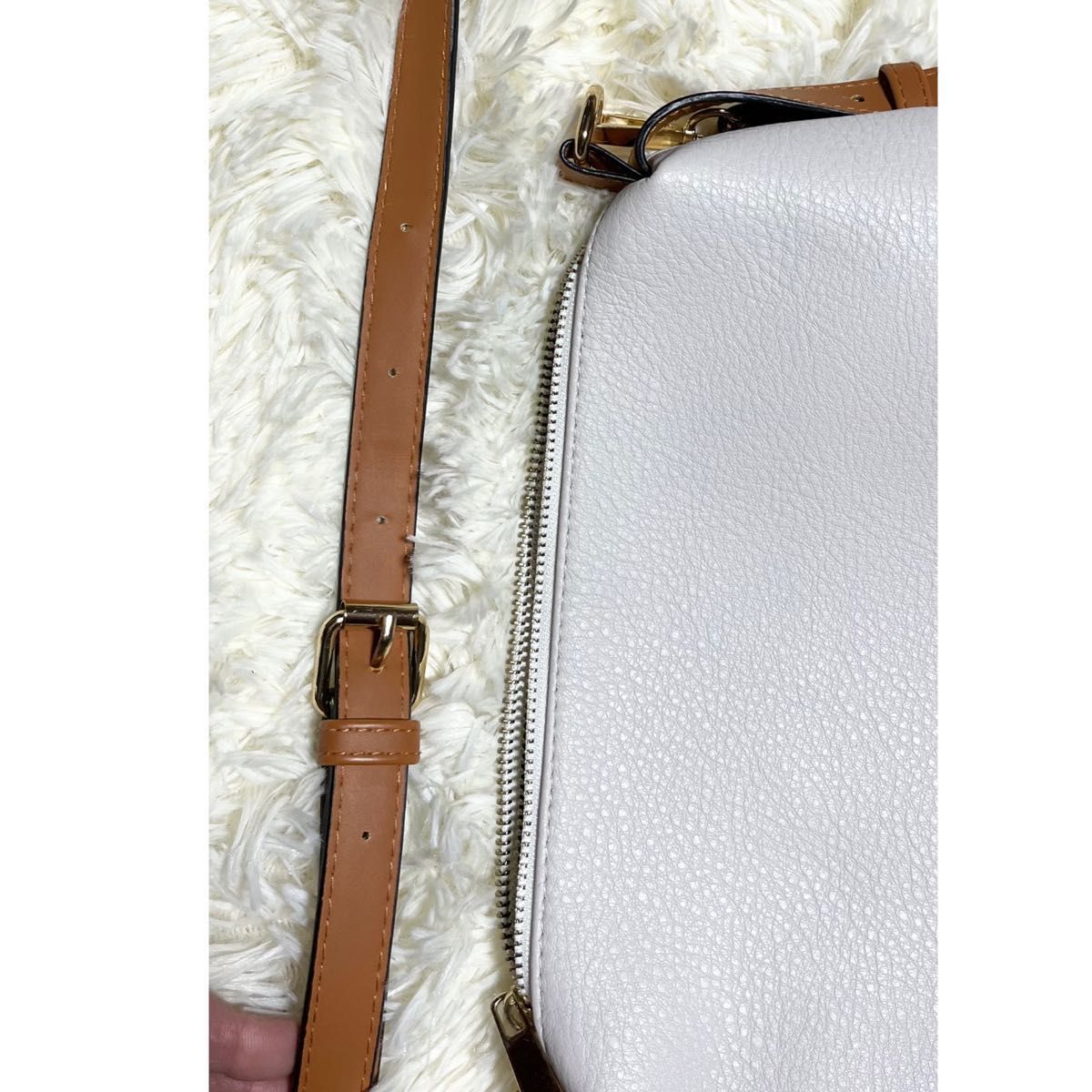 【美品・調整可能ベルト】チャック付きショルダーバッグ グレー 数回使用 匿名 レザーショルダーバッグ クラッチバッグ 2way