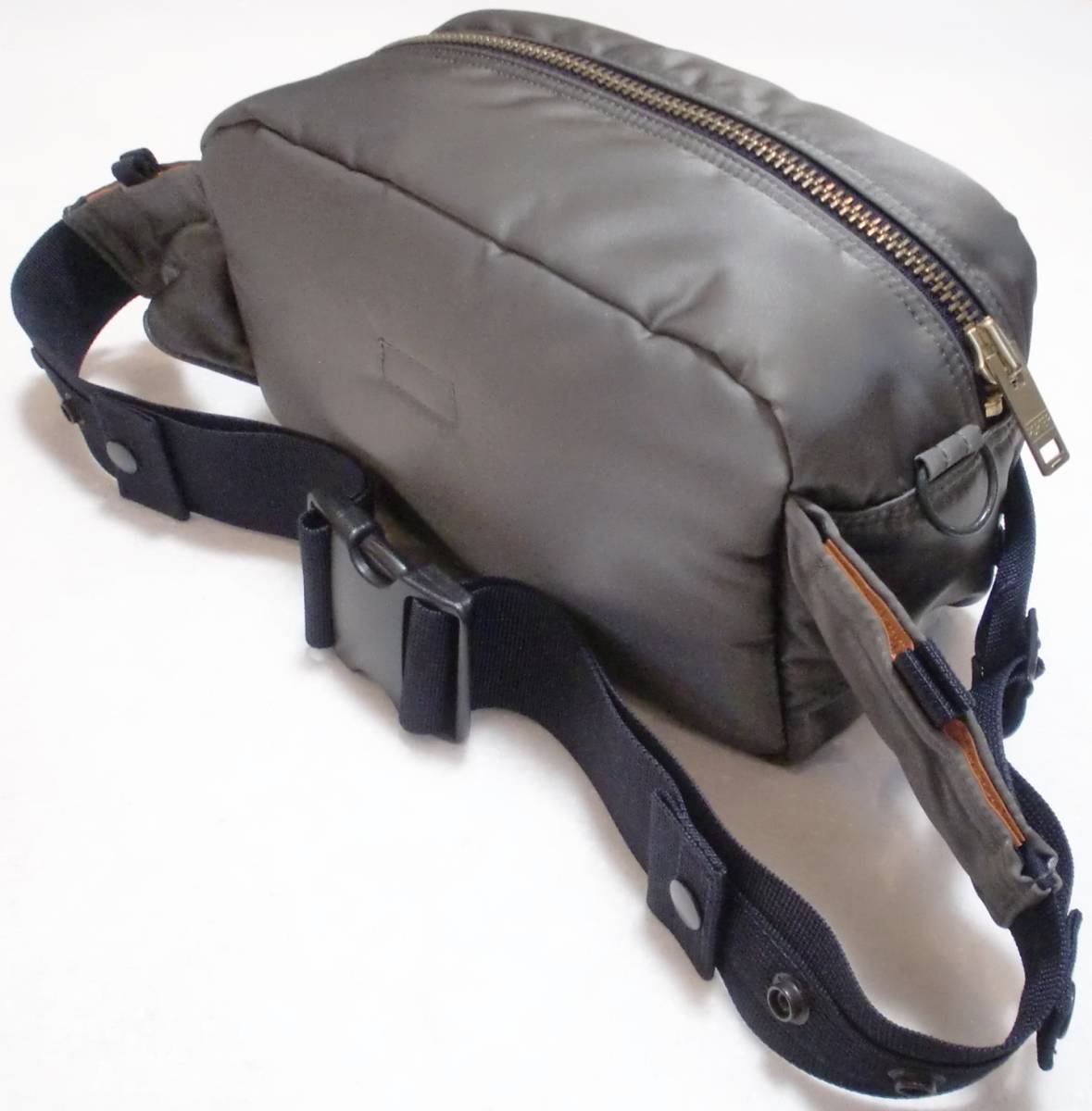 2回のみ使用の美品即決送料無料吉田カバン ポーター PXタンカー/ウエストバッグ グレーPORTER PX TANKER/WAIST  BAG