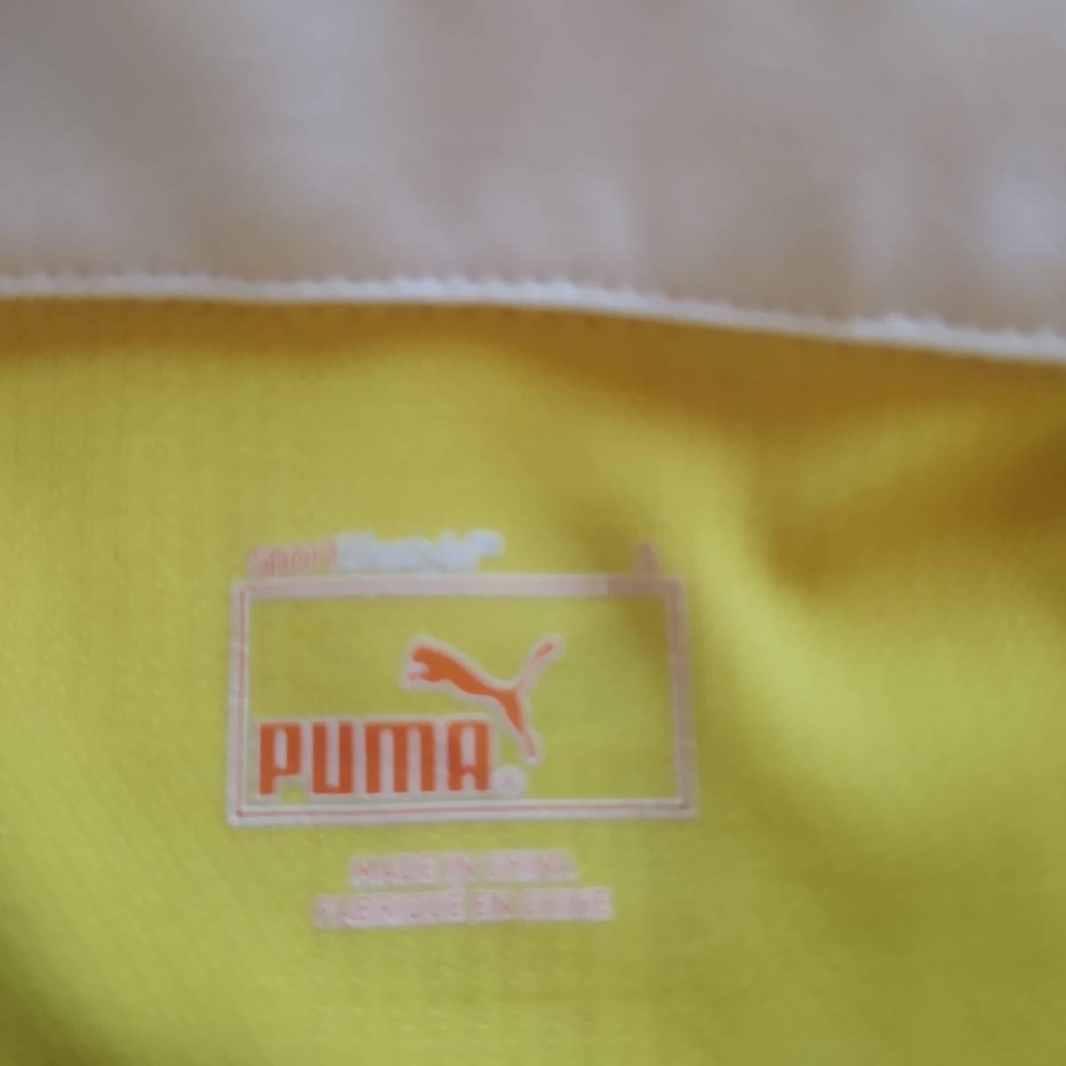 美品！　プーマゴルフ　PUMA GOLF　長袖シャツ　サイズＳ　やや光沢イエローⅹ透かし四角模様柄　しなやか　速乾薄手生地