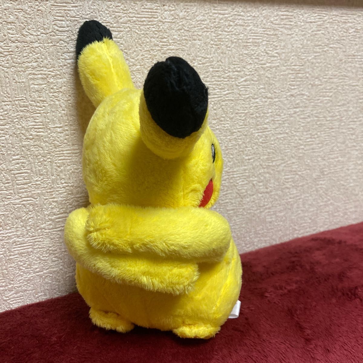 ポケモンセンター　ピカチュウ　抱きつきぬいぐるみ