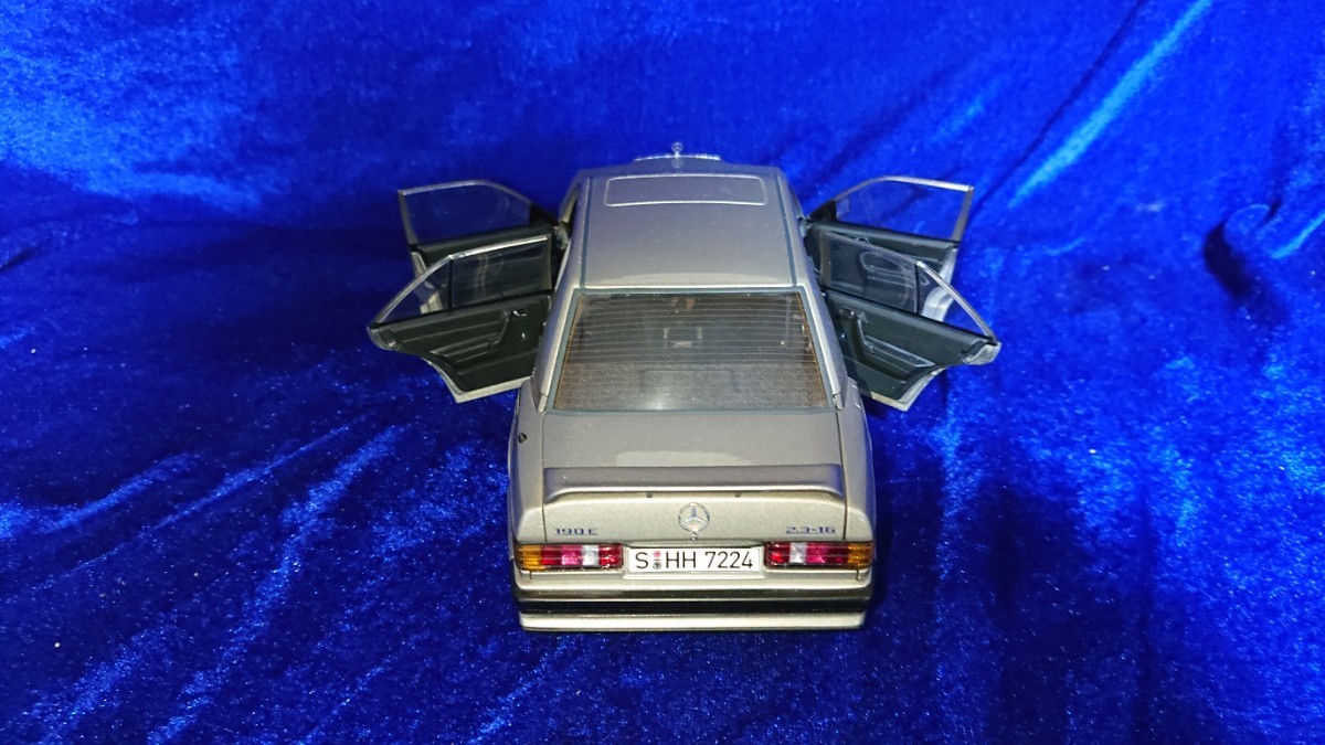 1/18 AUTOart オートアート Mercedes Benz 190E 2.3-16V 76121 シルバーメタリック スモークシルバー 702 _画像2