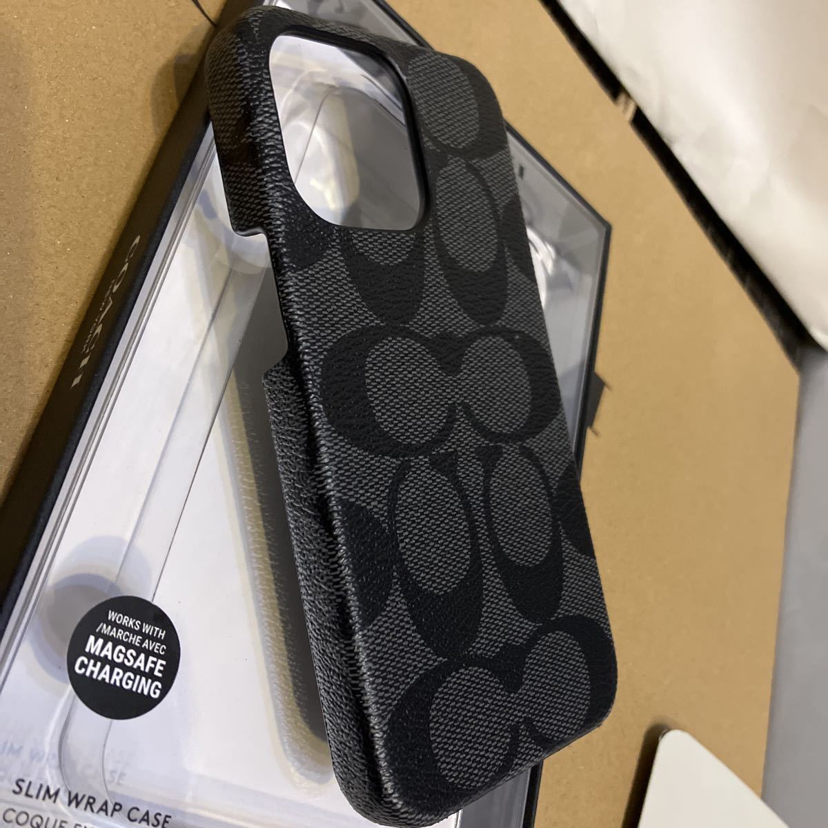 送料込 新品 14300円 COACH ダーク系B iPhone13PRO対応 iPhoneケース